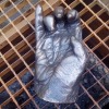 Gorillahand wird patiniert